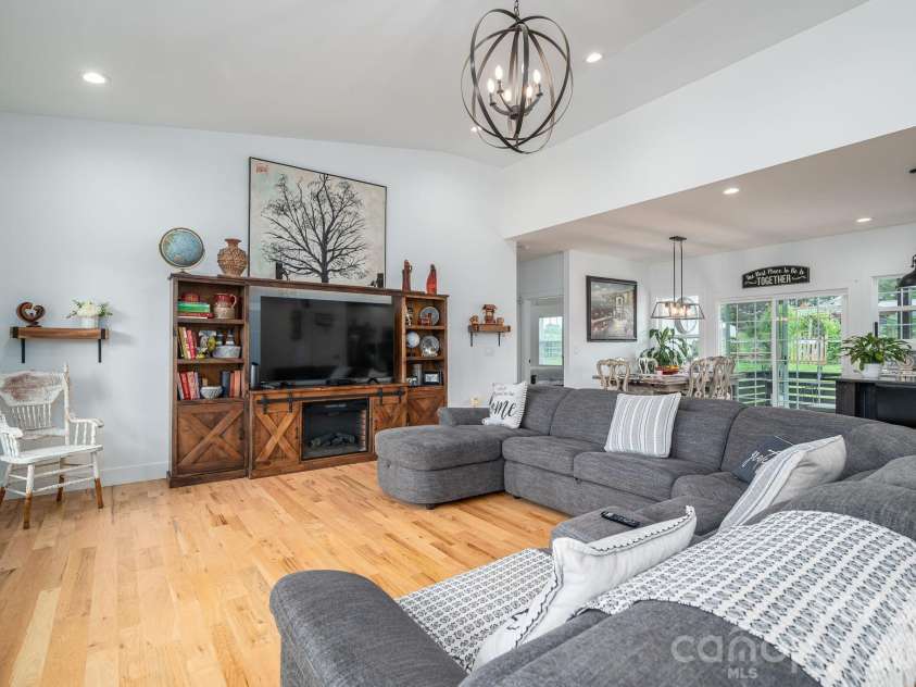 1484 Null Road, Lincolnton, NC 28092.  MLS# CAR4390106, YatesRealty ID 32663. Great Room