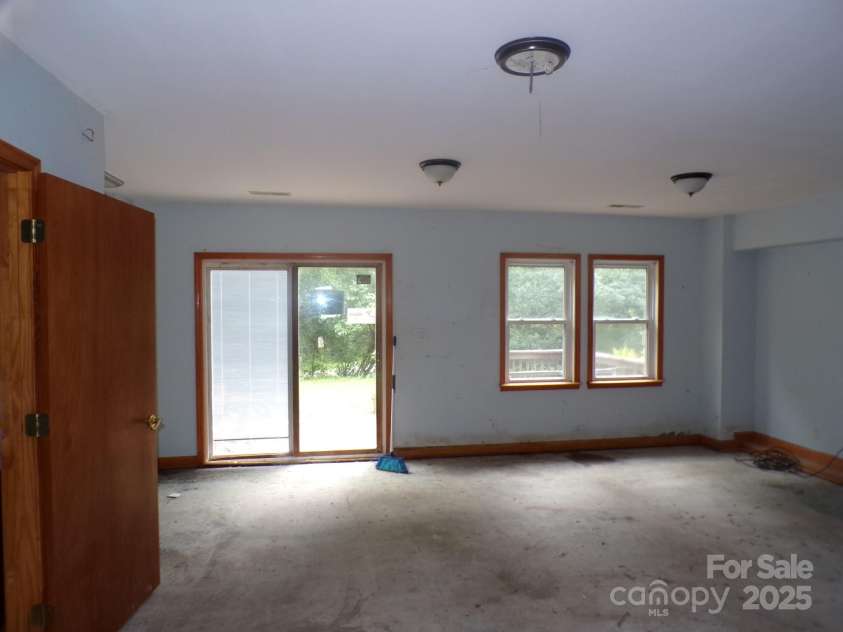 620 Hutch Mountain Road, Fletcher, NC 28732.  MLS# CAR4293164, YatesRealty ID 32663. 