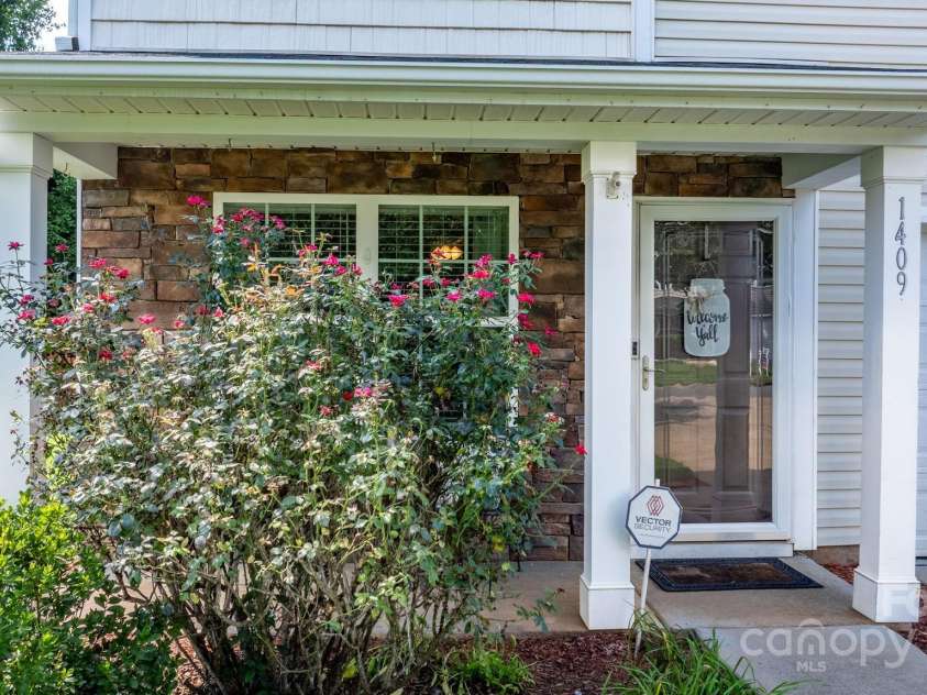 1409 River Run Road, Lowell, NC 28098.  MLS# CAR4292912, YatesRealty ID 32664. 