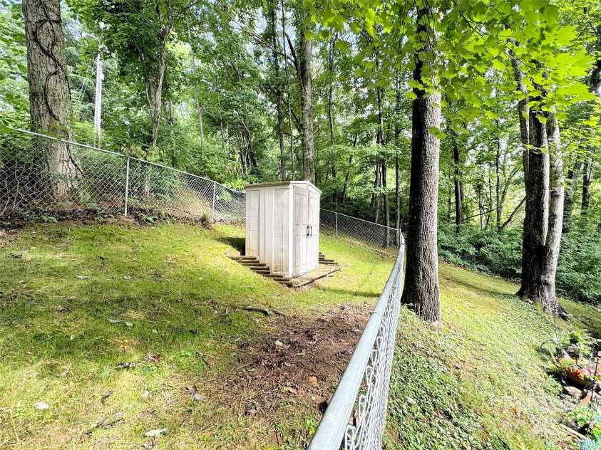 346 Wendy Way, Clyde, NC 28721.  MLS# CAR4289495, YatesRealty ID 32667. 