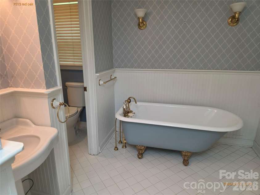 7513 Red Oak Lane, Charlotte, NC 28226.  MLS# CAR4394321, YatesRealty ID 32667. 