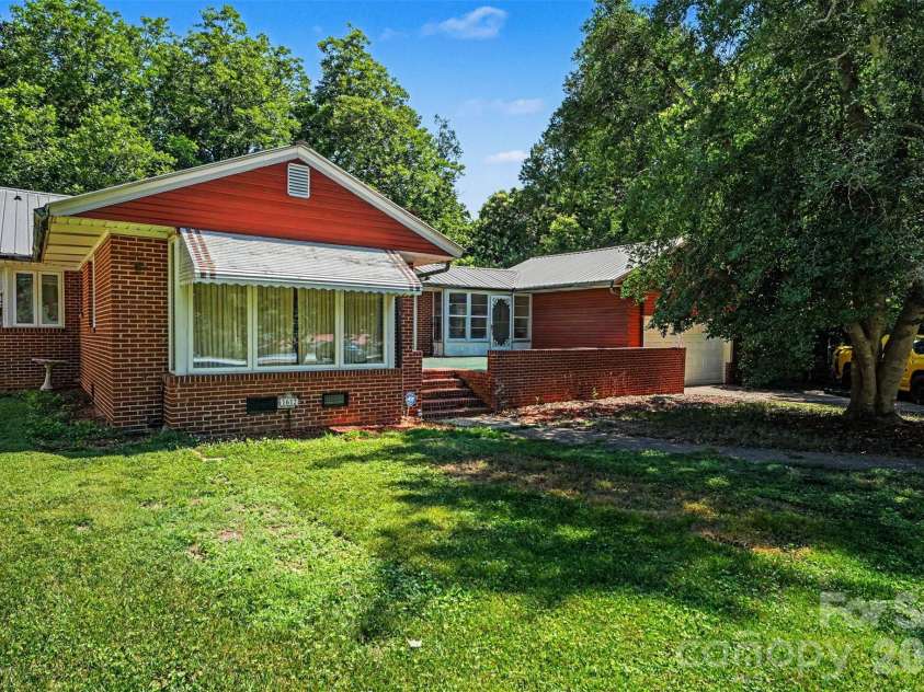 1612 Statesville Boulevard, Salisbury, NC 28144.  MLS# CAR4394209, YatesRealty ID 32669. 