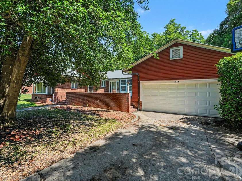 1612 Statesville Boulevard, Salisbury, NC 28144.  MLS# CAR4394209, YatesRealty ID 32669. 
