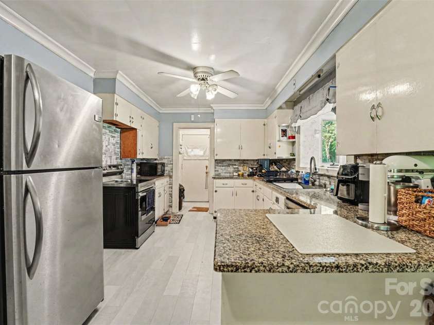 1612 Statesville Boulevard, Salisbury, NC 28144.  MLS# CAR4394209, YatesRealty ID 32669. 