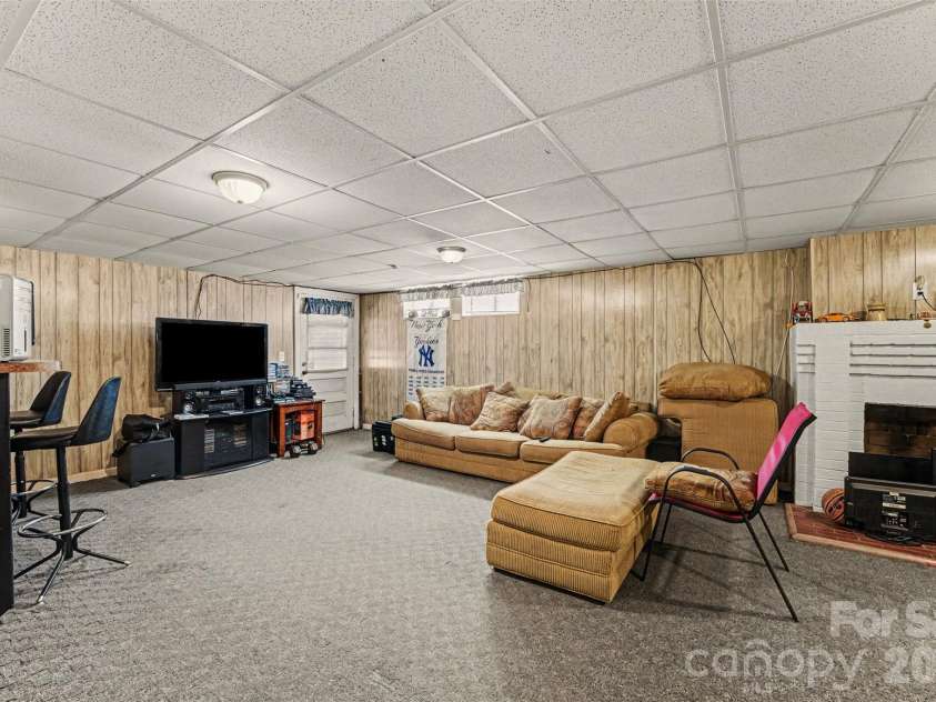 1612 Statesville Boulevard, Salisbury, NC 28144.  MLS# CAR4394209, YatesRealty ID 32669. 