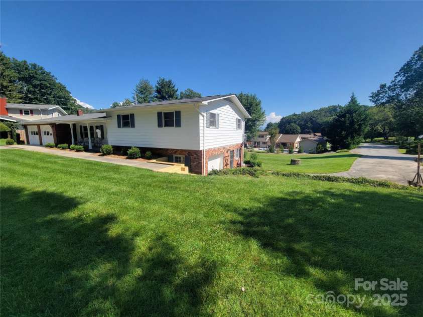 152 Springview Drive, Waynesville, NC 28786.  MLS# CAR4293086, YatesRealty ID 32672. 