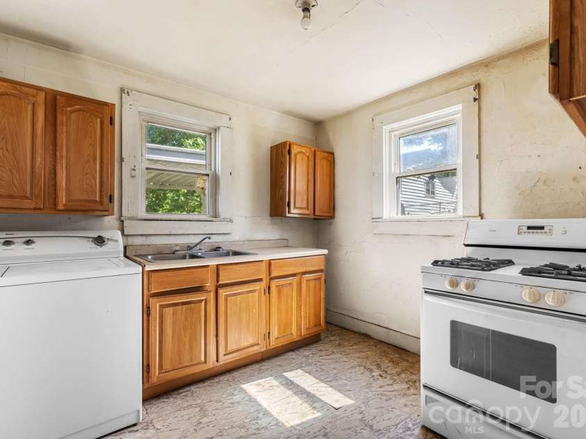 115 Brackett Street, Morganton, NC 28655.  MLS# CAR4394218, YatesRealty ID 32677. 
