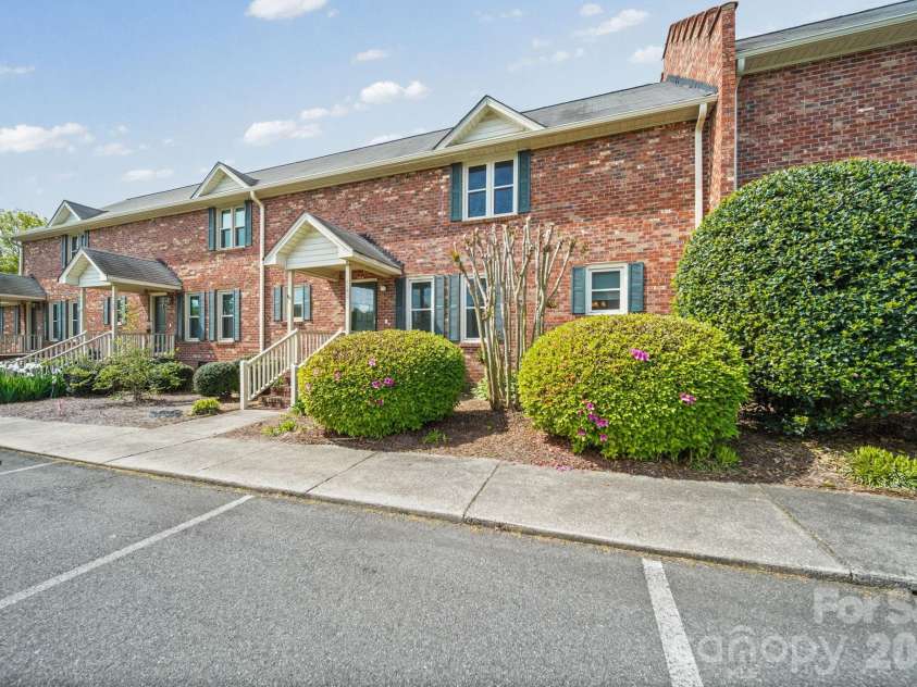 1160 Crestmont Drive, Concord, NC 28025.  MLS# CAR4357365, YatesRealty ID 32681. 