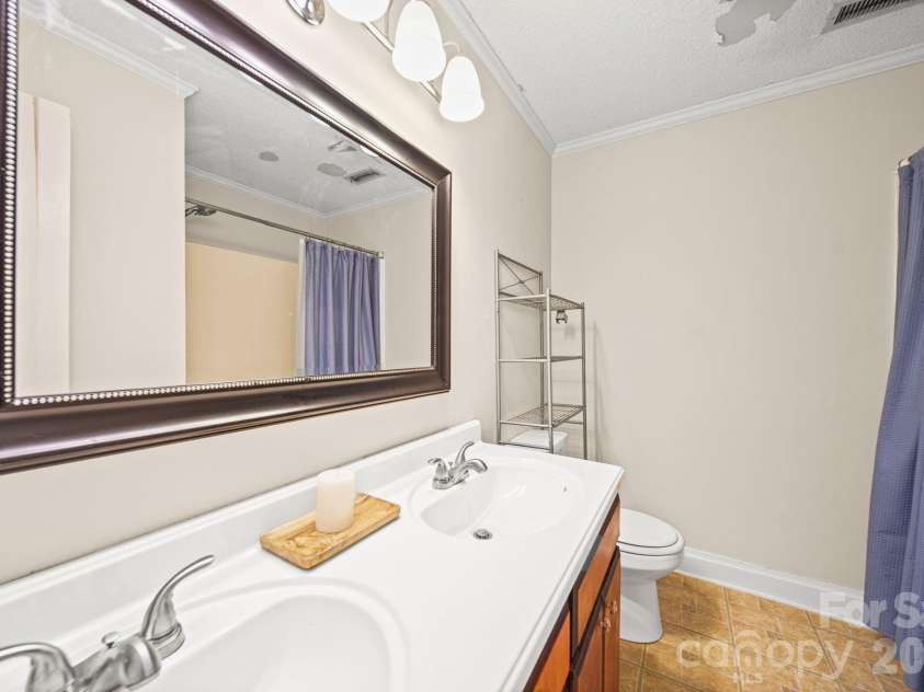 1160 Crestmont Drive, Concord, NC 28025.  MLS# CAR4357365, YatesRealty ID 32681. Primary Bath