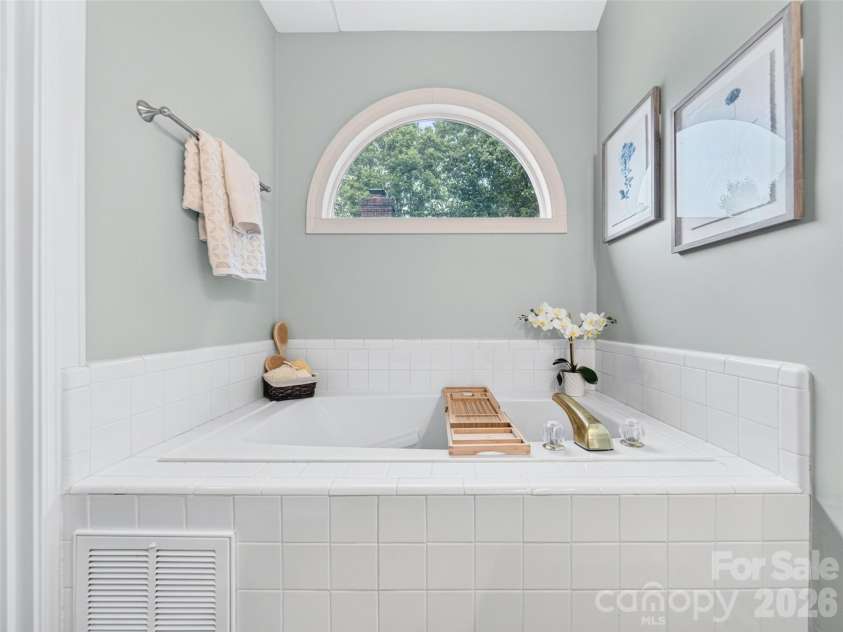 4617 Deer Cross Trail, Charlotte, NC 28269.  MLS# CAR4393732, YatesRealty ID 32682. 