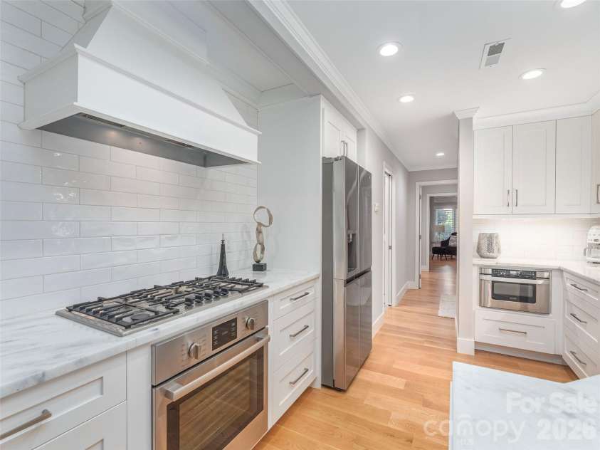 34 Dover Street, Asheville, NC 28804.  MLS# CAR4396590, YatesRealty ID 32684. 
