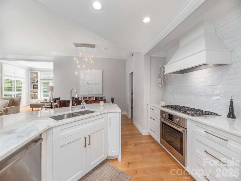 34 Dover Street, Asheville, NC 28804.  MLS# CAR4396590, YatesRealty ID 32684. 