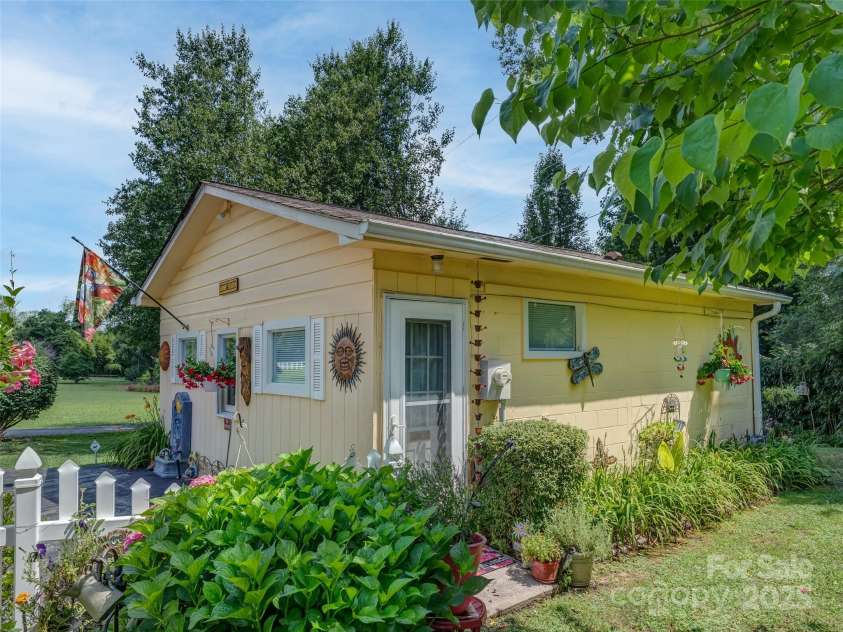 437 Rutledge Drive, Hendersonville, NC 28739.  MLS# CAR4286995, YatesRealty ID 32686. Entry of 