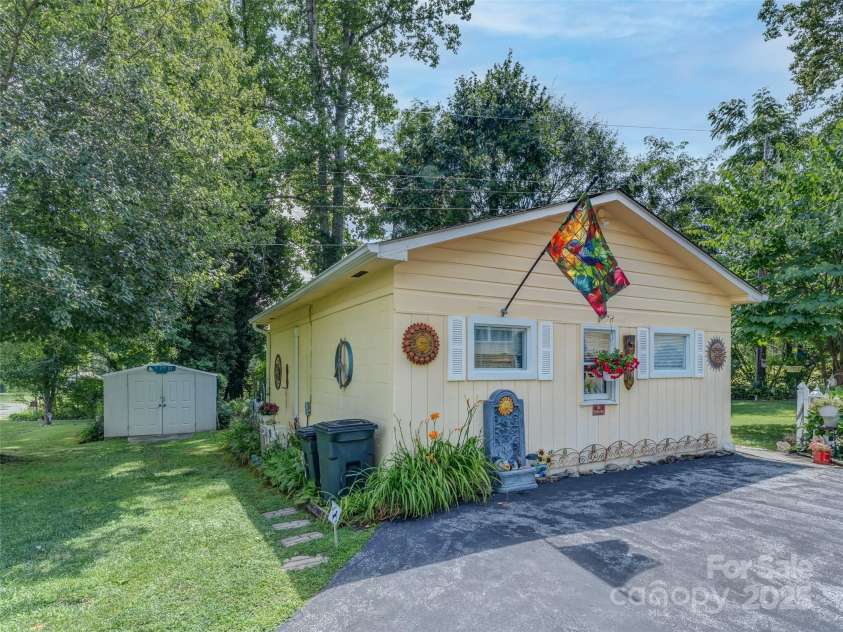 437 Rutledge Drive, Hendersonville, NC 28739.  MLS# CAR4286995, YatesRealty ID 32686. Front view of 