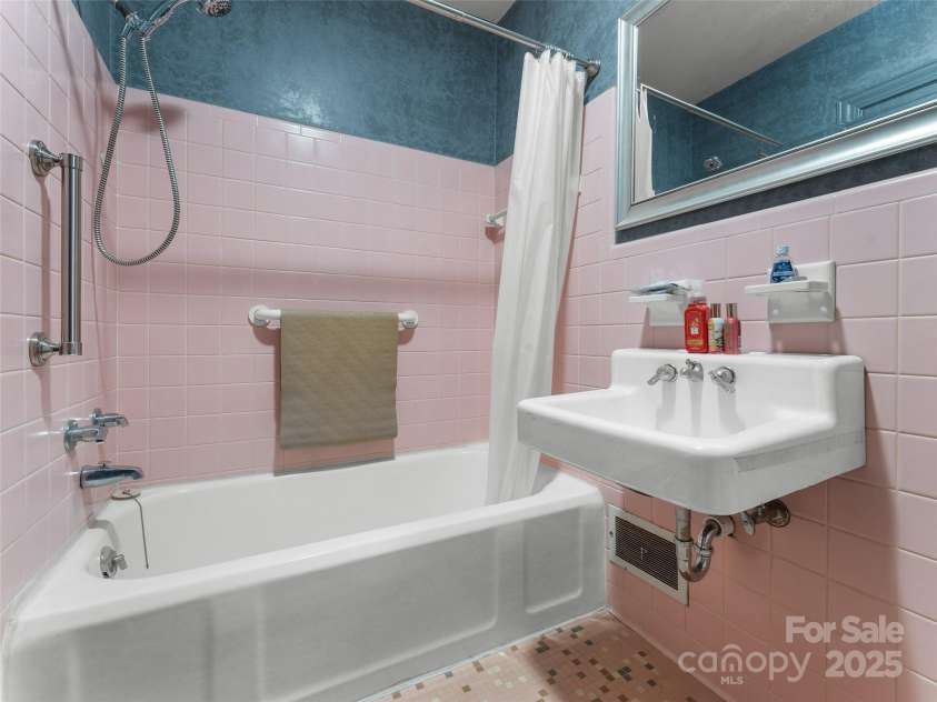 437 Rutledge Drive, Hendersonville, NC 28739.  MLS# CAR4286995, YatesRealty ID 32686. One of the hall baths.
