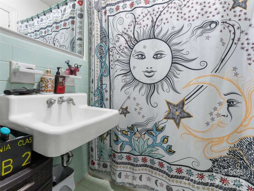 437 Rutledge Drive, Hendersonville, NC 28739.  MLS# CAR4286995, YatesRealty ID 32686. The second hall bath.