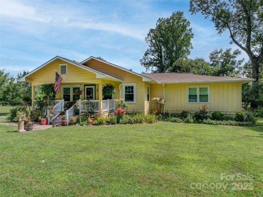437 Rutledge Drive, Hendersonville, NC 28739.  MLS# CAR4286995, YatesRealty ID 32686. Wonderful bungalow with charm and character.