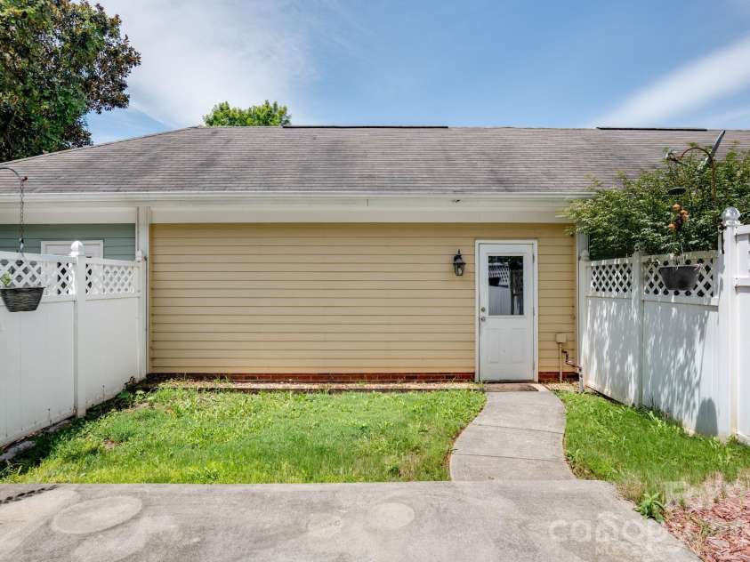 814 Cattaloochee Lane, Huntersville, NC 28078.  MLS# CAR4389899, YatesRealty ID 32688. 
