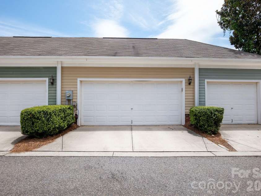 814 Cattaloochee Lane, Huntersville, NC 28078.  MLS# CAR4389899, YatesRealty ID 32688. 