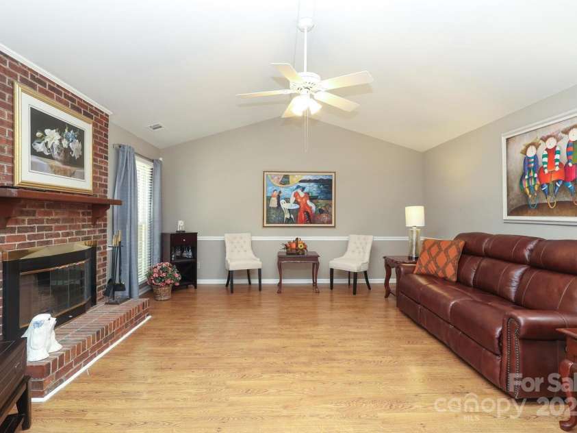 9900 Colvard Circle, Charlotte, NC 28269.  MLS# CAR4264352, YatesRealty ID 32688. Great Room