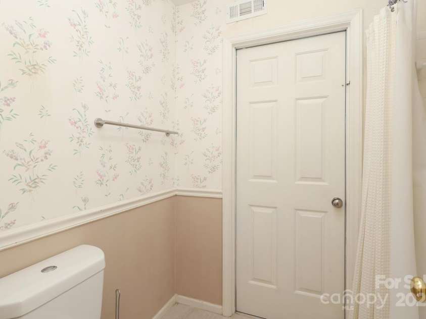 9900 Colvard Circle, Charlotte, NC 28269.  MLS# CAR4264352, YatesRealty ID 32688. Hall Bath