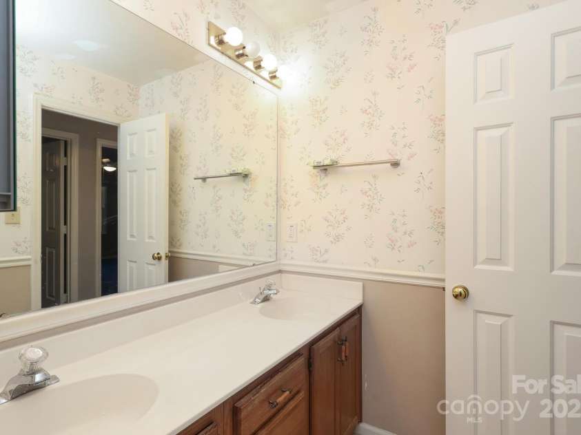 9900 Colvard Circle, Charlotte, NC 28269.  MLS# CAR4264352, YatesRealty ID 32688. Hall Bath