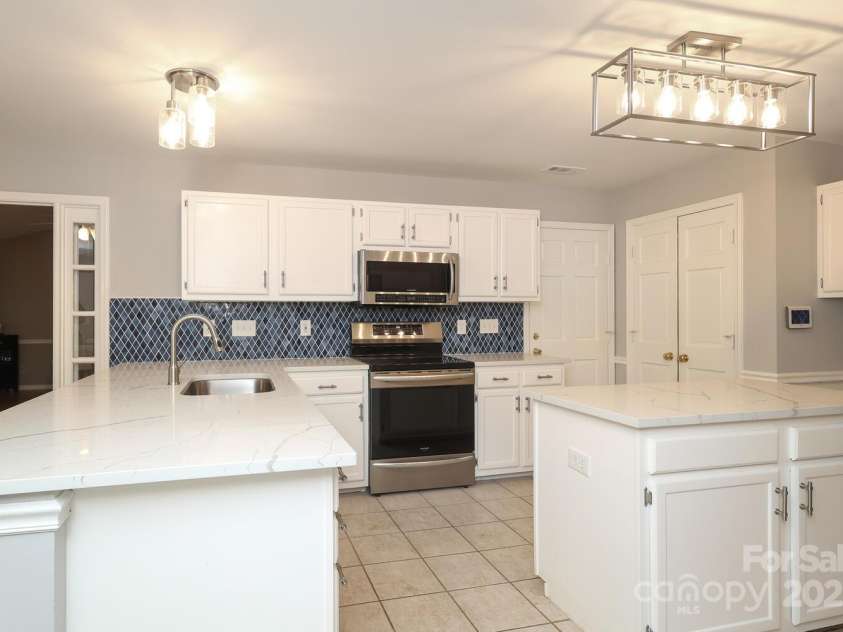 9900 Colvard Circle, Charlotte, NC 28269.  MLS# CAR4264352, YatesRealty ID 32688. Kitchen