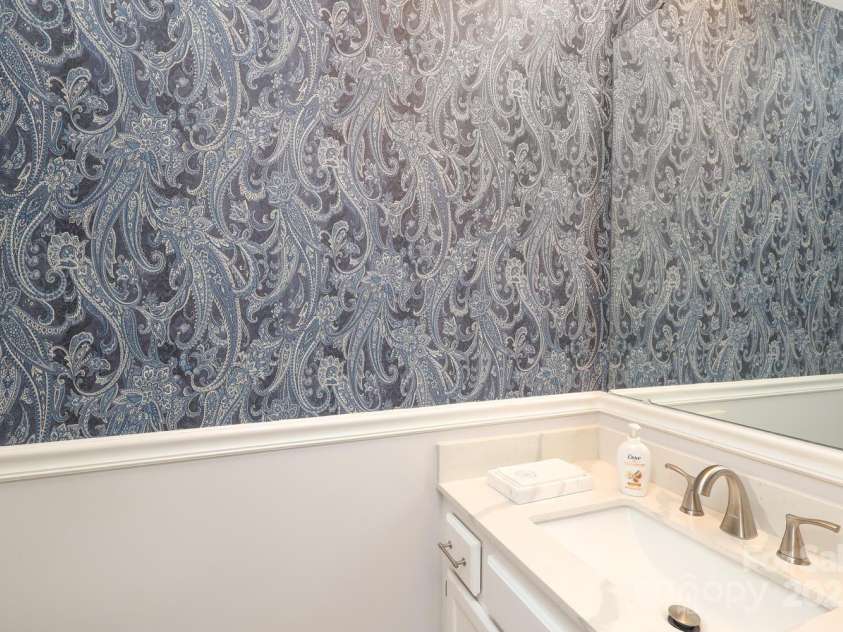 9900 Colvard Circle, Charlotte, NC 28269.  MLS# CAR4264352, YatesRealty ID 32688. Powder Bath