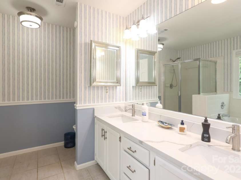 9900 Colvard Circle, Charlotte, NC 28269.  MLS# CAR4264352, YatesRealty ID 32688. Primary Bathroom