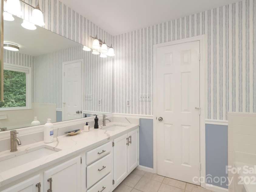 9900 Colvard Circle, Charlotte, NC 28269.  MLS# CAR4264352, YatesRealty ID 32688. Primary Bathroom