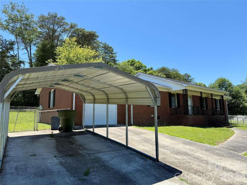 1106 Laurel Woods Drive, Gastonia, NC 28052.  MLS# CAR4395123, YatesRealty ID 32690. 