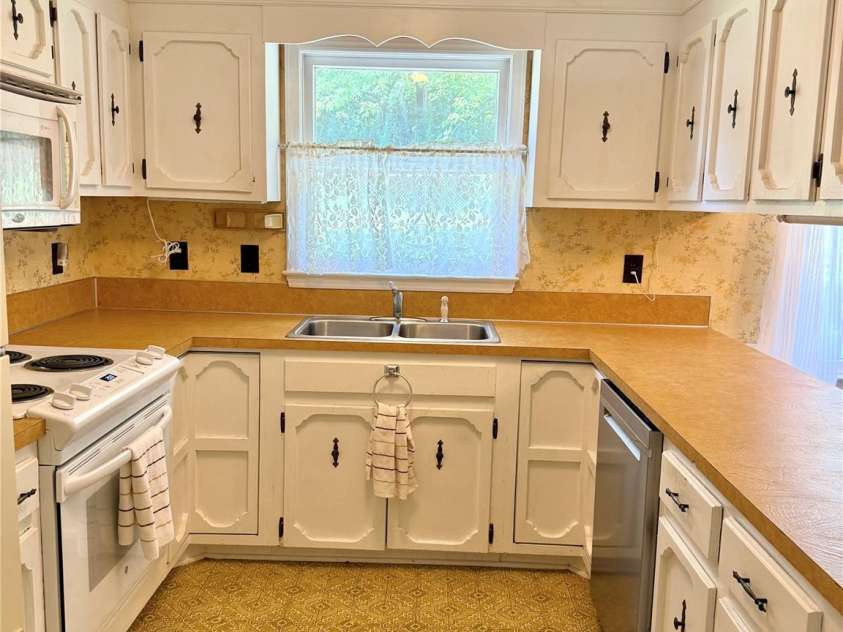1106 Laurel Woods Drive, Gastonia, NC 28052.  MLS# CAR4395123, YatesRealty ID 32690. 