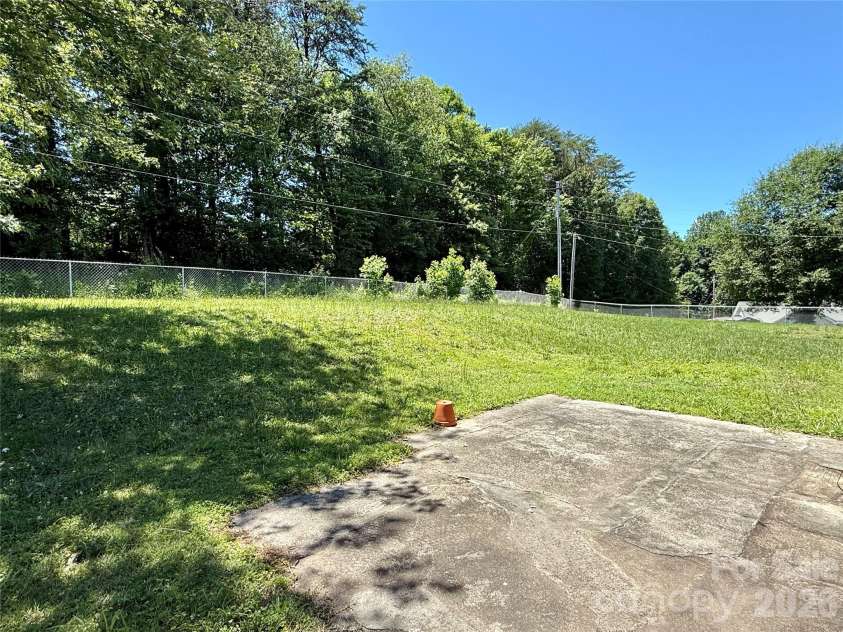 1106 Laurel Woods Drive, Gastonia, NC 28052.  MLS# CAR4395123, YatesRealty ID 32690. 