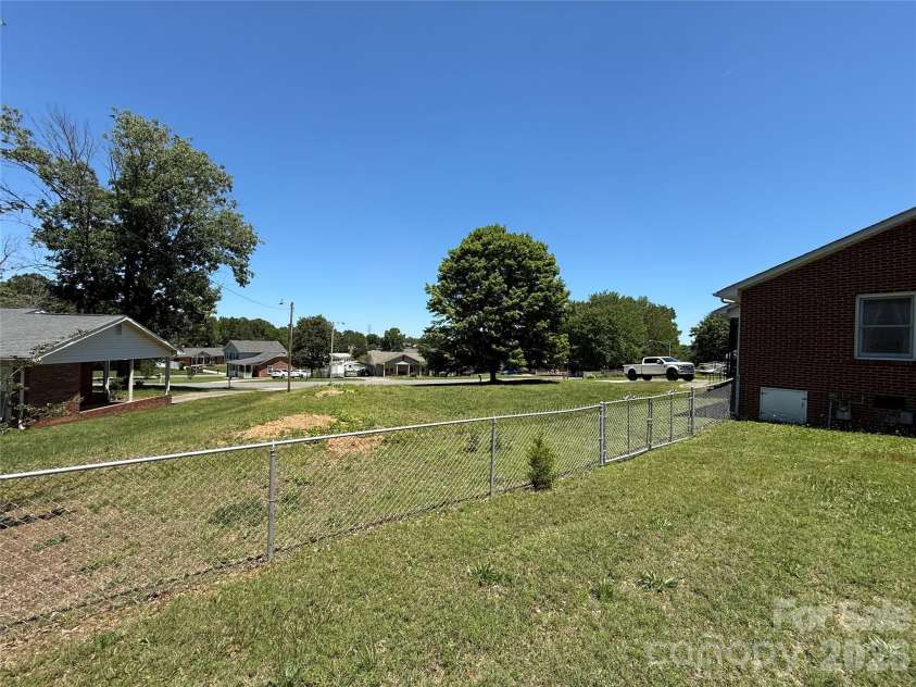1106 Laurel Woods Drive, Gastonia, NC 28052.  MLS# CAR4395123, YatesRealty ID 32690. 