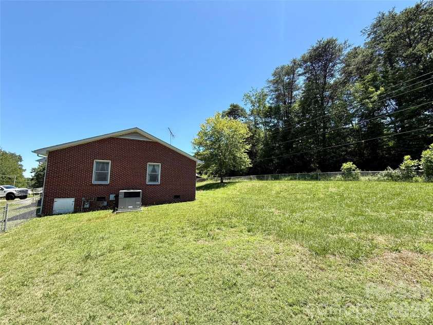 1106 Laurel Woods Drive, Gastonia, NC 28052.  MLS# CAR4395123, YatesRealty ID 32690. 