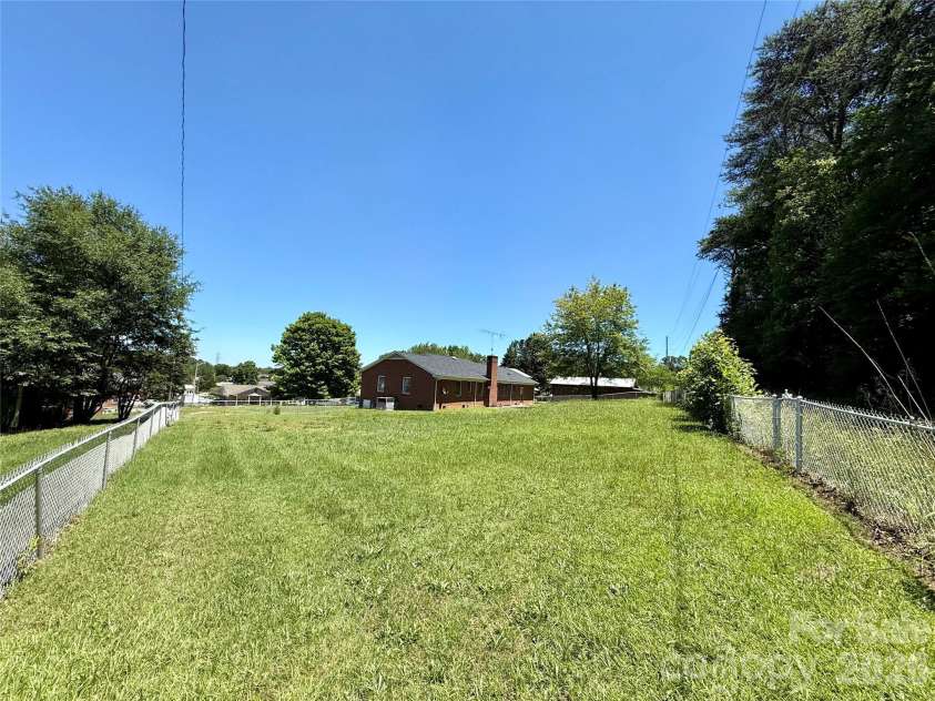 1106 Laurel Woods Drive, Gastonia, NC 28052.  MLS# CAR4395123, YatesRealty ID 32690. 