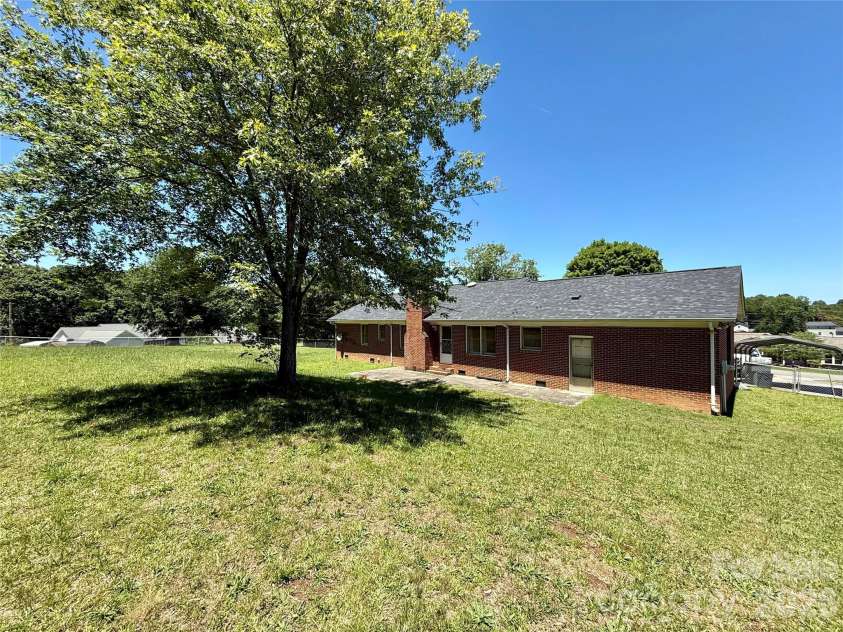 1106 Laurel Woods Drive, Gastonia, NC 28052.  MLS# CAR4395123, YatesRealty ID 32690. 