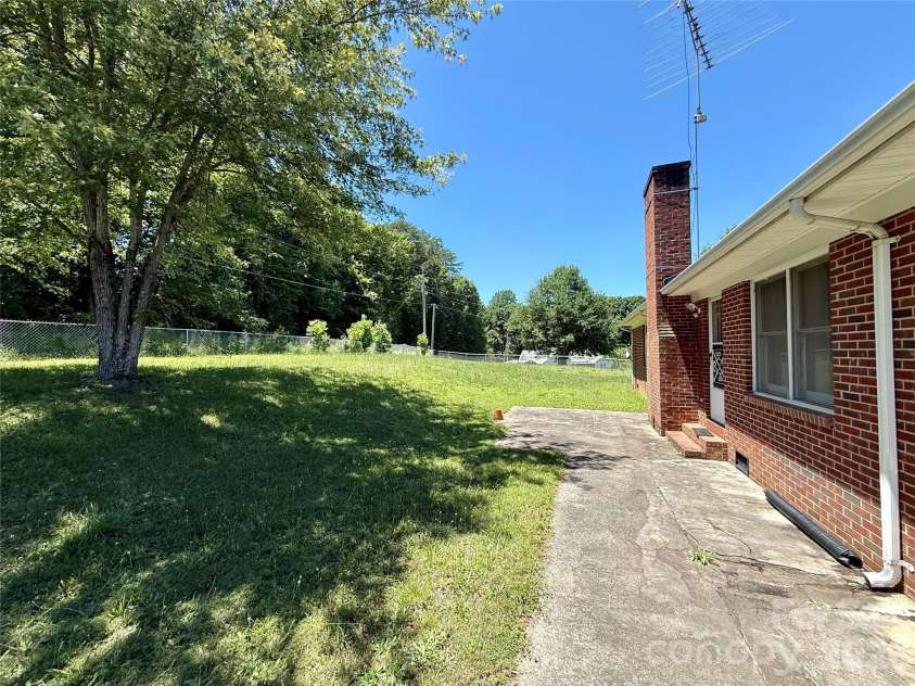 1106 Laurel Woods Drive, Gastonia, NC 28052.  MLS# CAR4395123, YatesRealty ID 32690. 