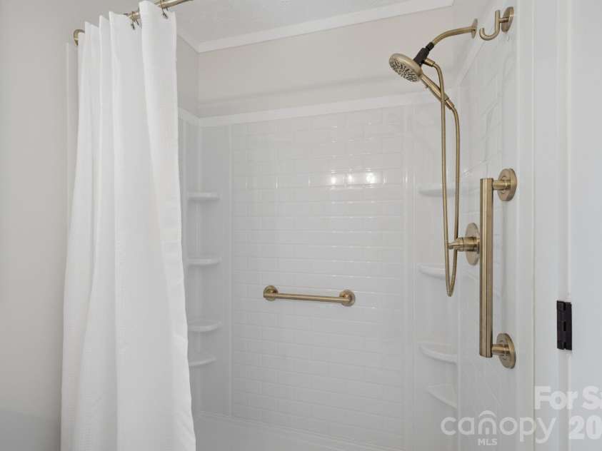 2516 Riverview Road, Lexington, NC 27292.  MLS# CAR4396345, YatesRealty ID 32694. Primary Bath