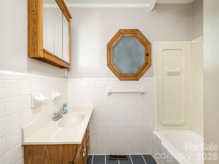 79 Edgewood Drive, Arden, NC 28704.  MLS# CAR4397224, YatesRealty ID 32695. 2nd Bath