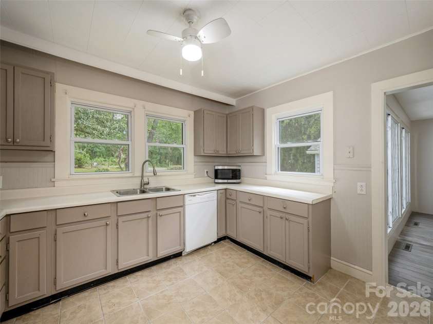 79 Edgewood Drive, Arden, NC 28704.  MLS# CAR4397224, YatesRealty ID 32695. 