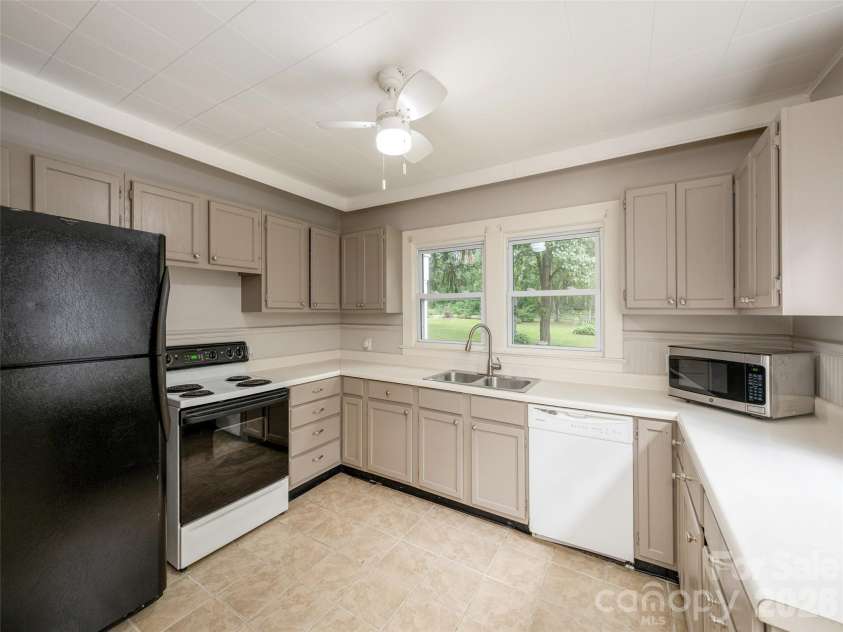 79 Edgewood Drive, Arden, NC 28704.  MLS# CAR4397224, YatesRealty ID 32695. Kitchen