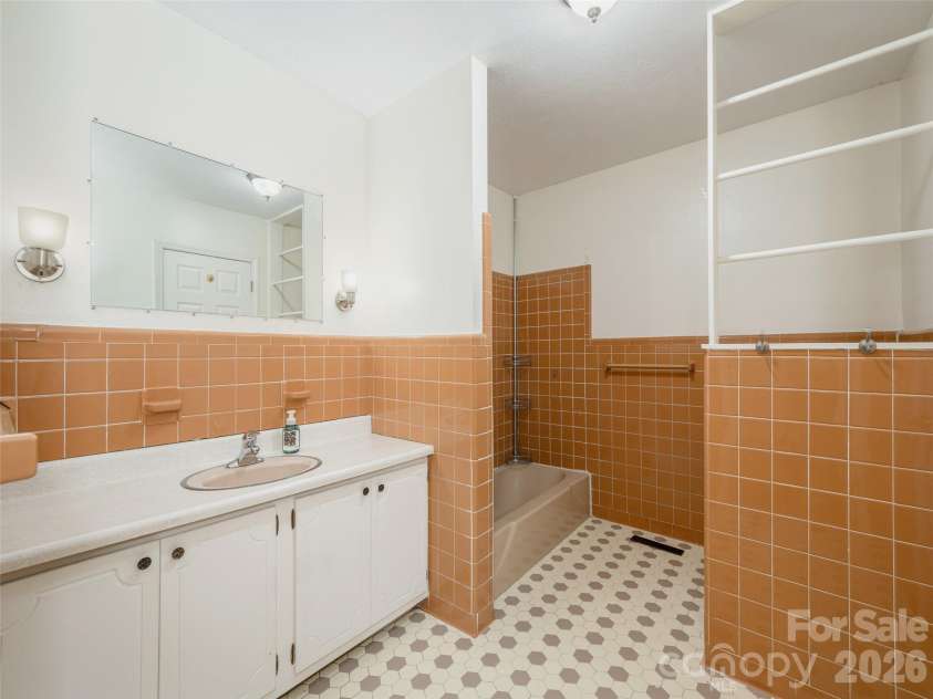 79 Edgewood Drive, Arden, NC 28704.  MLS# CAR4397224, YatesRealty ID 32695. Primary Bath