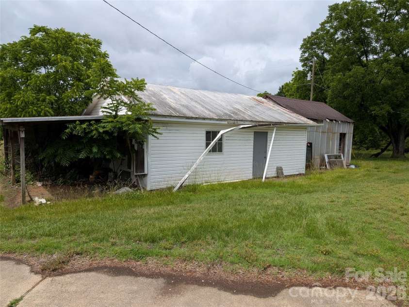 2618 Oakview Drive, Concord, NC 28027.  MLS# CAR4388941, YatesRealty ID 32697. 