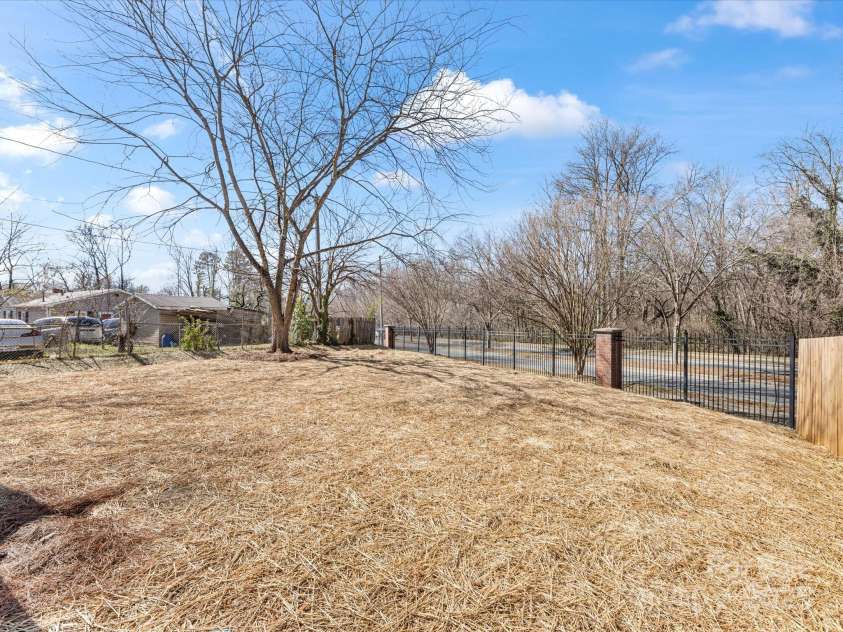 3215 Isenhour Street, Charlotte, NC 28206.  MLS# CAR4227604, YatesRealty ID 3270. 