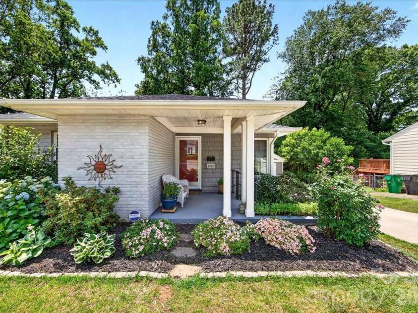 3425 Airlie Street, Charlotte, NC 28205.  MLS# CAR4353108, YatesRealty ID 32700. 