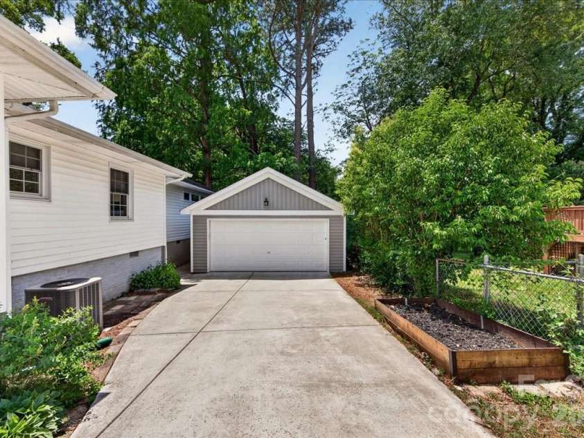 3425 Airlie Street, Charlotte, NC 28205.  MLS# CAR4353108, YatesRealty ID 32700. 