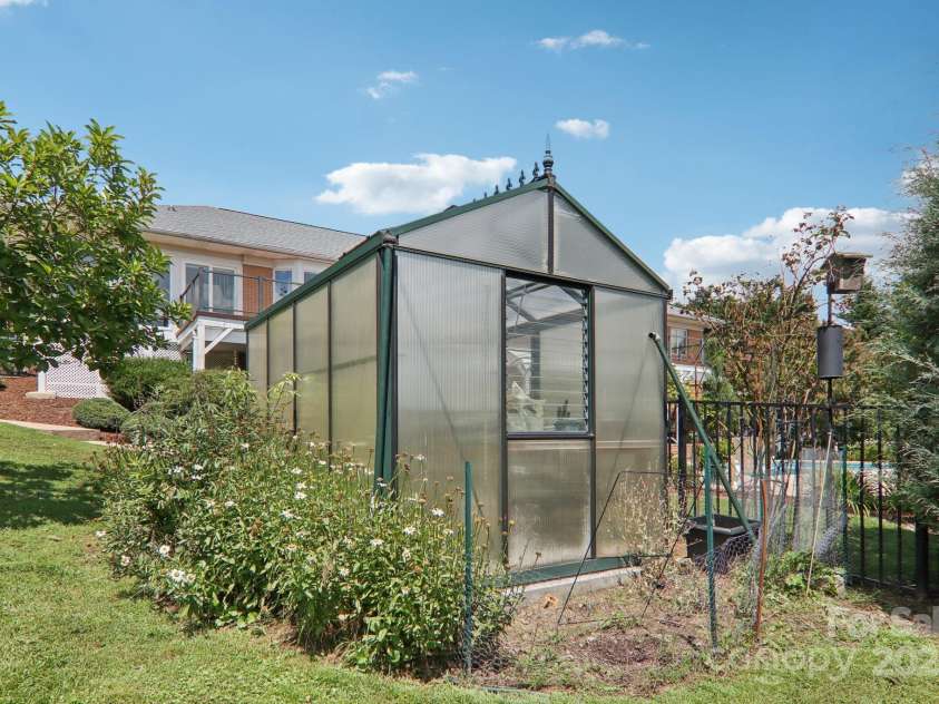 18 Thornapple Drive, Hendersonville, NC 28739.  MLS# CAR4292441, YatesRealty ID 32701. 