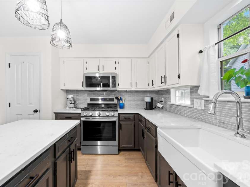 801 Mill Run Drive, Charlotte, NC 28209.  MLS# CAR4388194, YatesRealty ID 32701. 