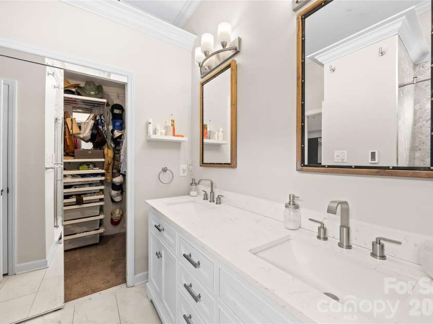 801 Mill Run Drive, Charlotte, NC 28209.  MLS# CAR4388194, YatesRealty ID 32701. Double vanity